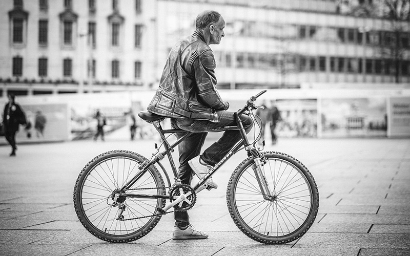 Áo khoác da lại mang đến vẻ ngoài cổ điển và lịch lãm