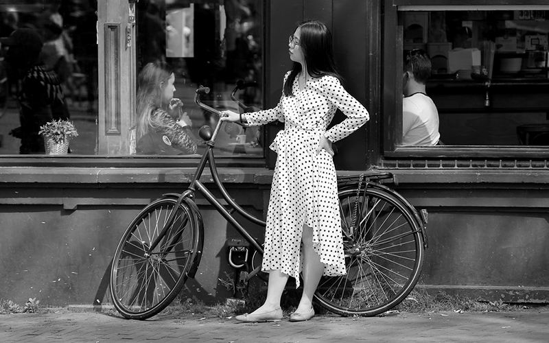 Đầm maxi kết hợp cùng background cafe góc phố là một ý tưởng tuyệt vời