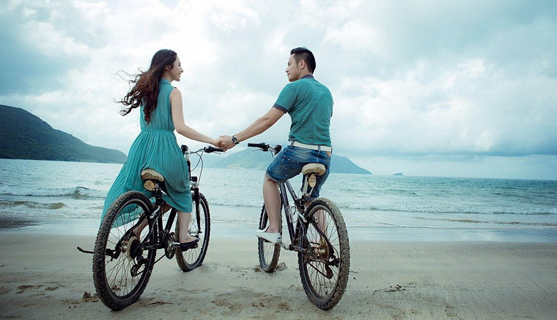 Cùng mặc đồ đôi và tạo dáng tình cảm