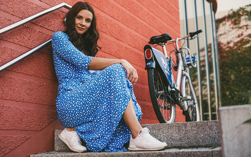 Một chiếc đầm maxi kết hợp cùng sneaker trắng, tại sao không ?