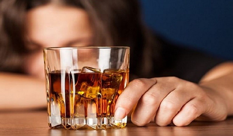 Không uống rượu sau khi uống cà phê