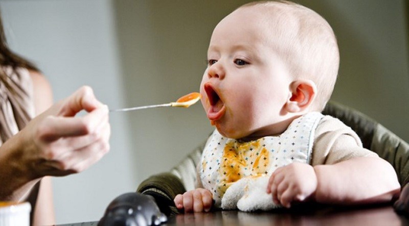 Cẩn thận để bé không hóc dị vật
