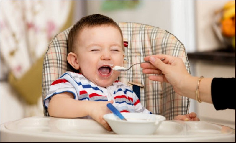 Tập bé ăn lượng nhỏ mỗi lần