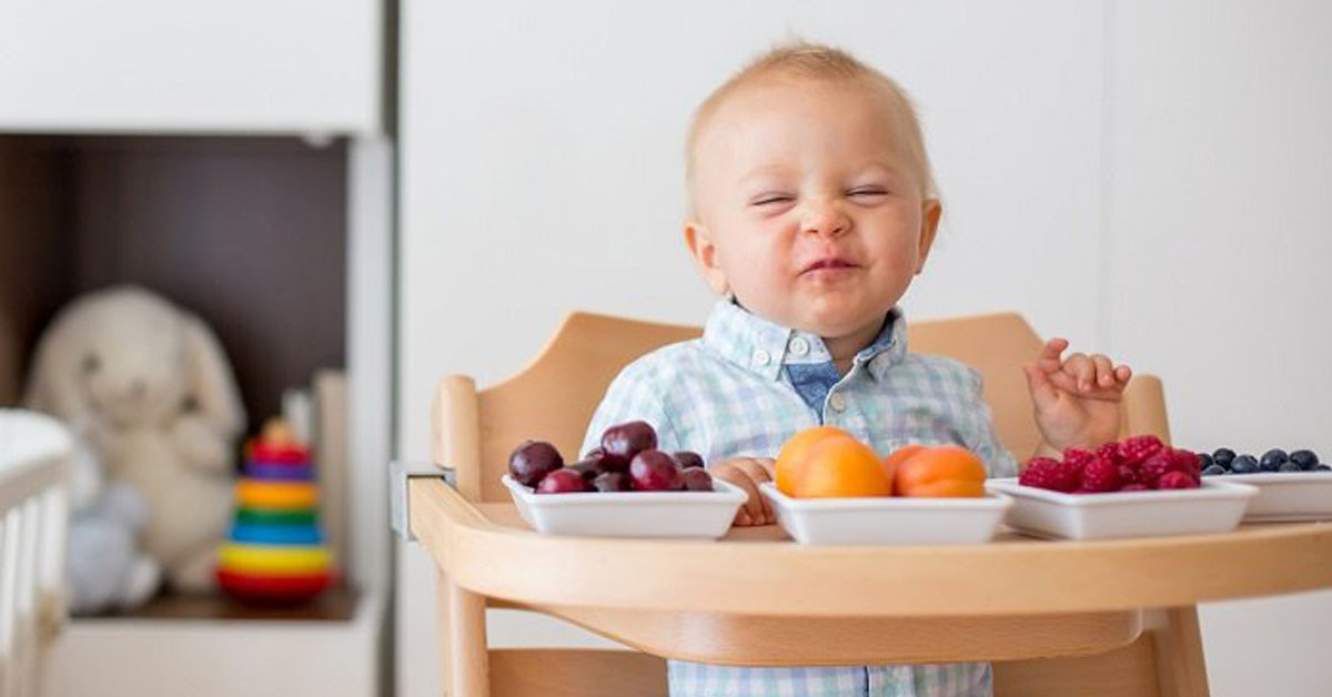 Các loại trái cây tốt cho trẻ 7 tháng tuổi, lưu ý khi cho bé ăn trái cây