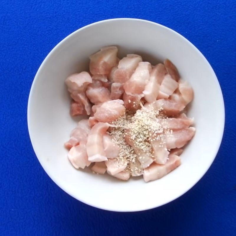 Sơ chế và ướp thịt heo