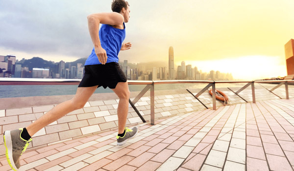 Bạn cần thả lỏng tay xuống và chỉ cần lắc nhẹ tay