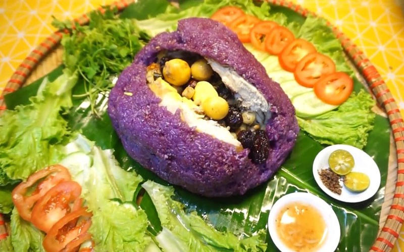 Gà bó xôi lá cẩm sốt xí muội