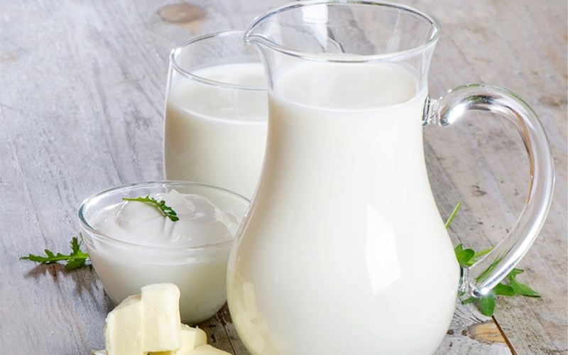 Hạn chế ăn trứng với sữa