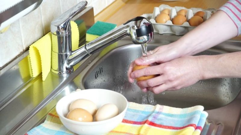 Bạn nên rửa sạch trứng vịt lộn Bạn nên rửa sạch trứng vịt lộn
