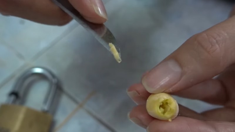 Khoét một lỗ nhỏ ở phía đầu hạt