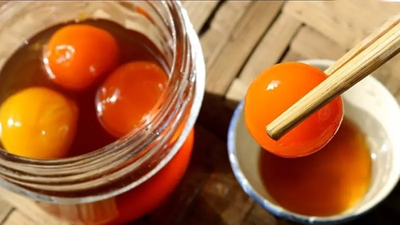 Lòng đỏ trứng gà ngâm mật ong