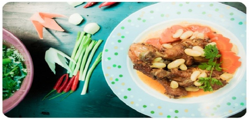 Thịt gà nấu đậu trắng