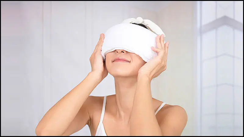 Bạn có thể sử dụng đá viên lạnh nhỏ trong một chiếc khăn để chườm cho mắt