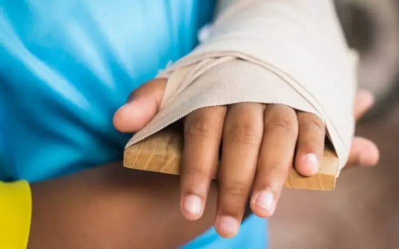 Đeo nẹp để cố định cổ tay