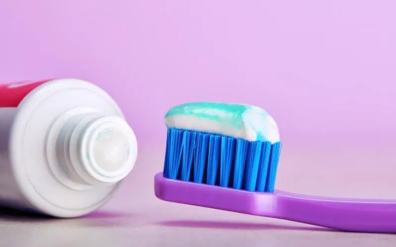 Làm sạch giày trắng bằng kem đánh răng