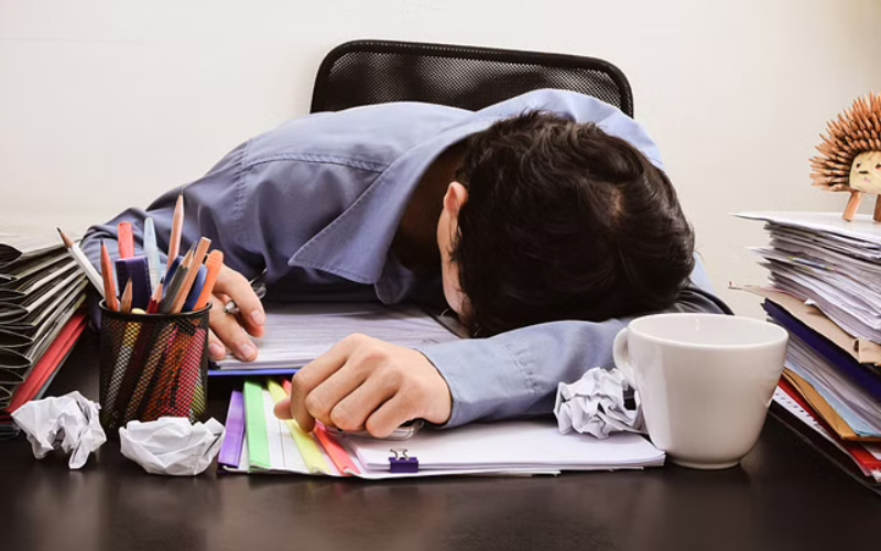 Làm việc quá sức gây mất ngủ