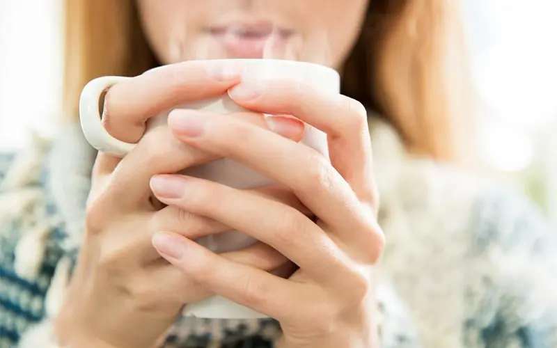 Uống nhiều nước và giữ ấm cơ thể