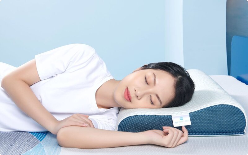 Thư giãn cổ bằng một chiếc gối