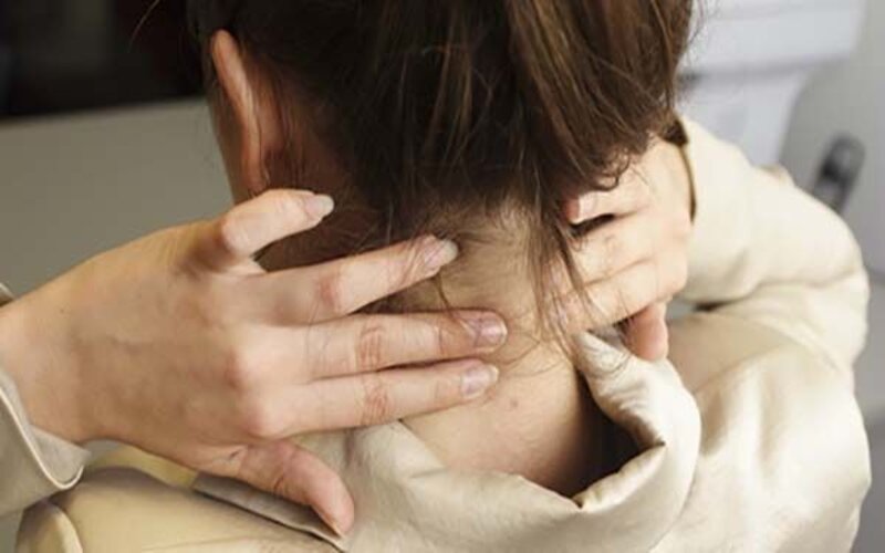 Xoa bóp khu vực bị đau