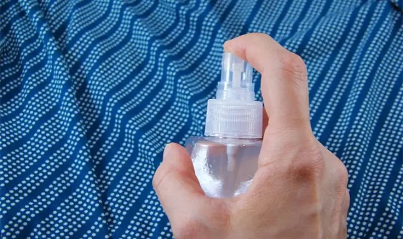 Xịt nước nóng và kéo giãn quần bị chật bụng