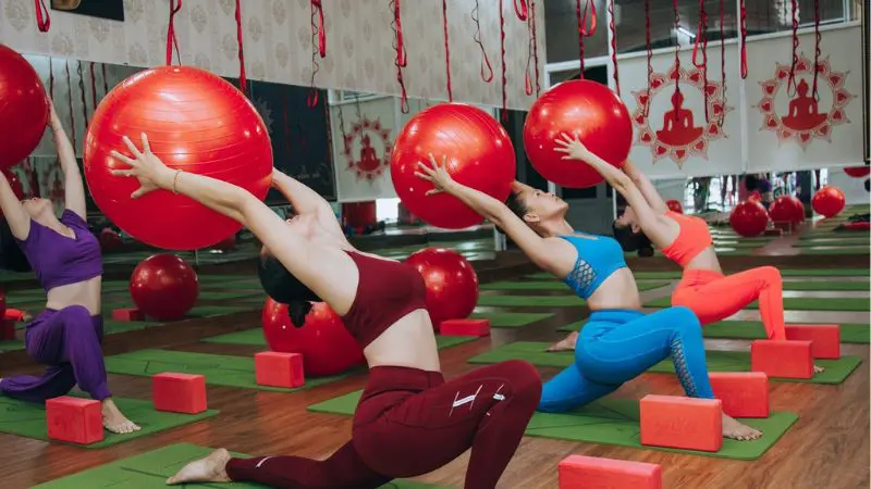 Ai nên sử dụng bóng tập yoga
