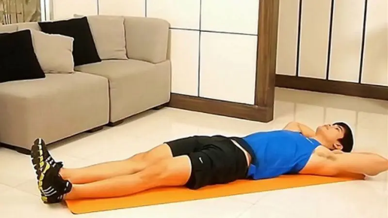Bước 1 nằm lên sàn, thẳng lưng