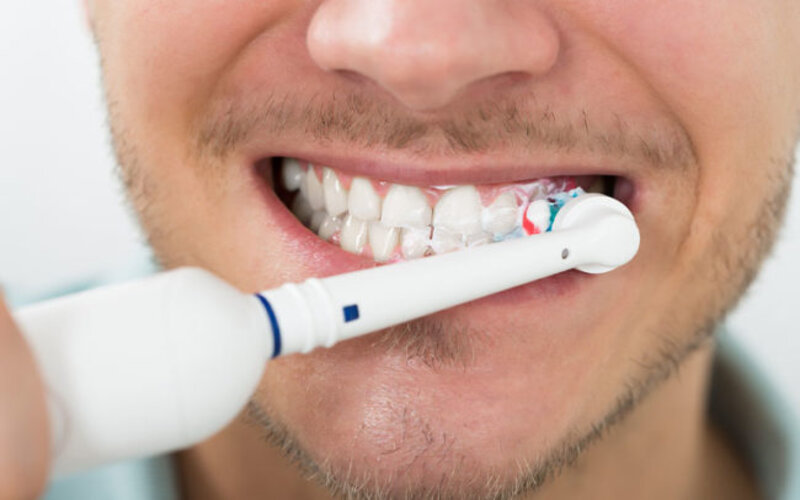 Bước 4: Chải từ bên ngoài đến bề mặt răng bên trong