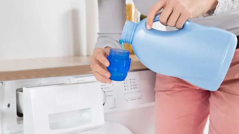 Nước xả vải sẽ làm mềm sợi vải, hạn chế tình trạng xù lông trên áo