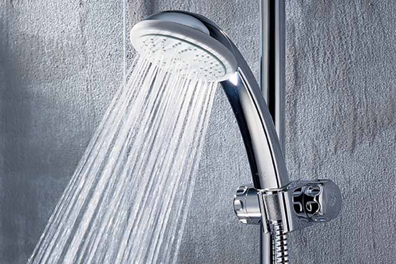 Sửa áo bị chật nách bằng vòi hoa sen