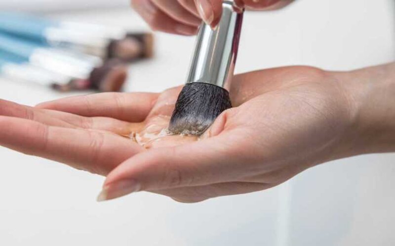 7 bước làm sạch cọ trang điểm