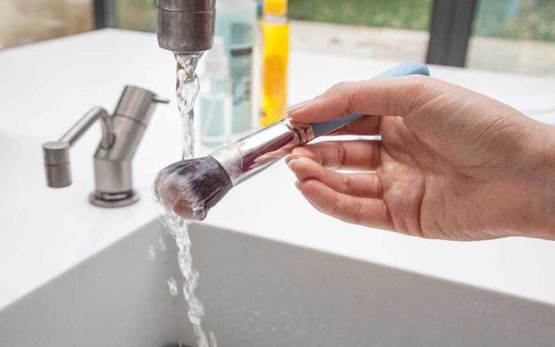7 bước làm sạch cọ trang điểm