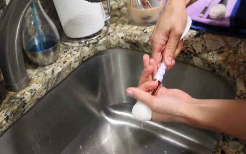 7 bước làm sạch cọ trang điểm