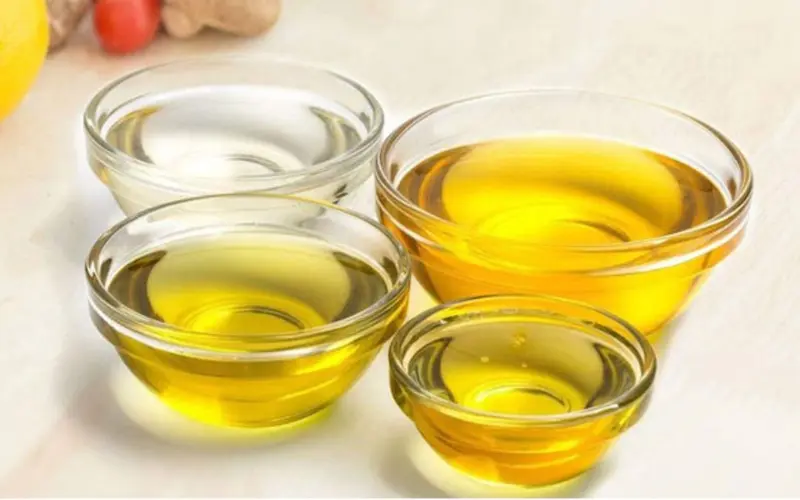 Hãy thấm một ít dầu ăn vào giấy và thoa nhẹ lên phần quần bị dính keo 502