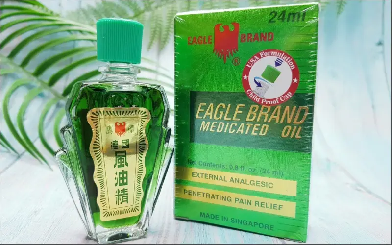 Xoa một ít dầu gió lên vùng quần áo dính keo và chà nhẹ vài phút để keo bị bong ra