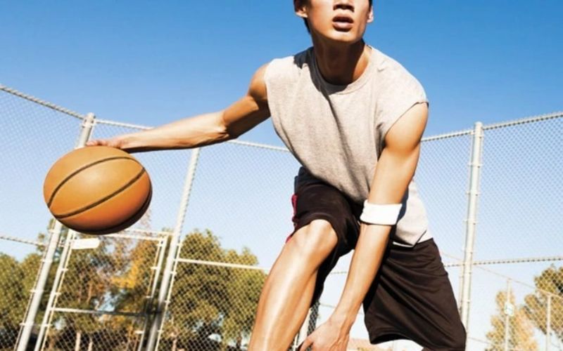 Cứ 30 phút tập bóng rổ thì trung bình tiêu hao 300 calories