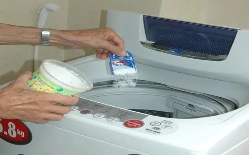 Cho bột giặt vào máy trước khi cho quần áo