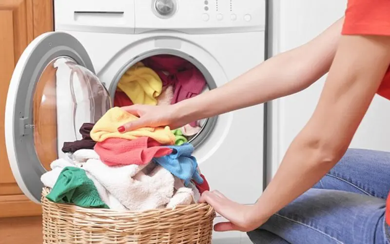 Không giặt một lần quá nhiều quần áo