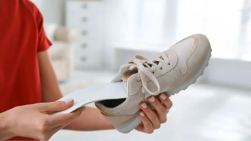 Lấy miếng lót ra khỏi giày