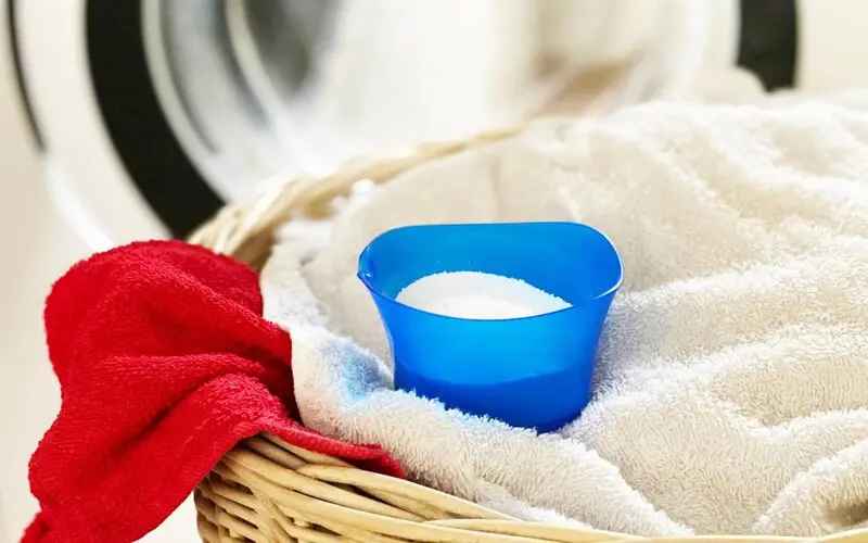 Chọn loại bột giặt phù hợp và cho vừa đủ