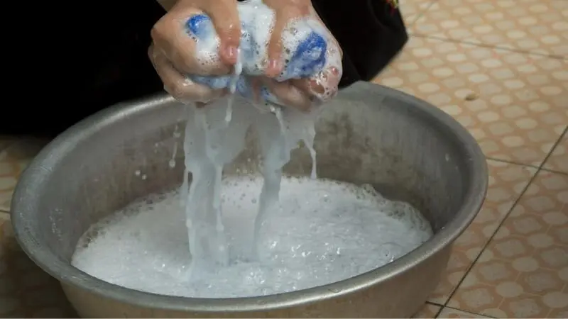 Pha dung dịch nước ấm và xà bông