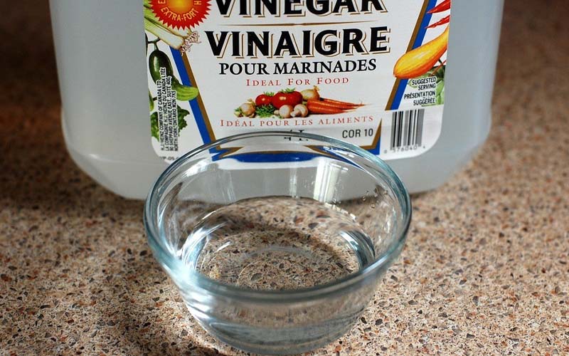 Sử dụng giấm trắng để tẩy vết bẩn do cafe gây ra