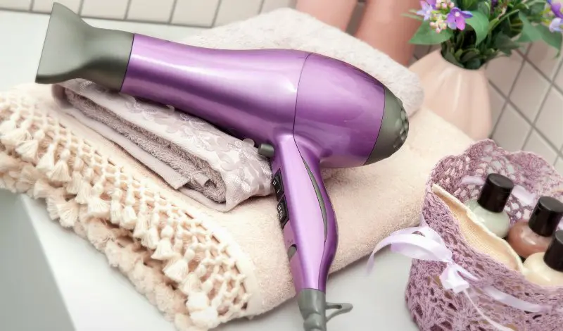 Cách dùng máy sấy tóc chỉ hiệu quả cho những vết keo 502 mới bị dính