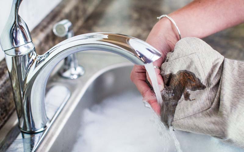 Sử dụng nước lạnh để tẩy vết ố mới vừa bám