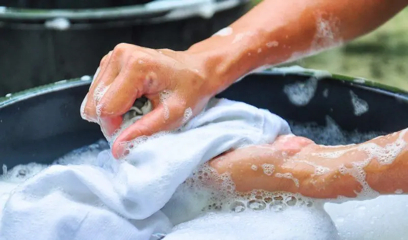 Sau khi lớp keo được tháo ra, hãy giặc lại quần áo như bình thường