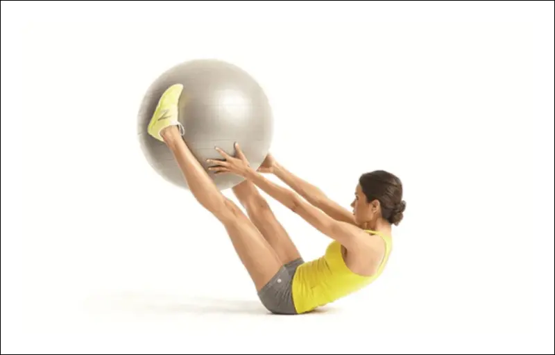 Bài tập bụng với bóng Yoga tư thế chữ V