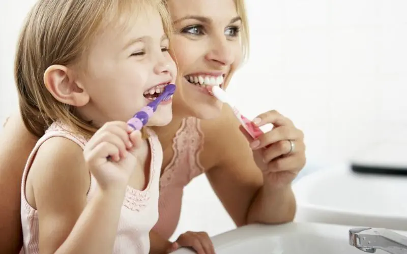 Đầu bàn chải nhỏ hơn bàn chải thông thường và thích hợp với khuôn miệng của bé