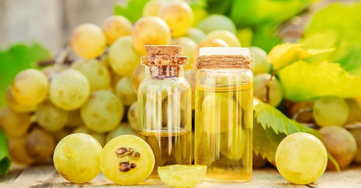 Bên cạnh các loài dầu thực vật khác, dầu hạt nho cũng là một sản phẩm được rất nhiều người ưa chuộng bởi đem đến nhiều tác dụng cho sức khoẻ và làm đẹp. Vậy dầu hạt nho có tốt không? Mua ở đâu? Sử dụng như thế nào? Cùng chuyên mục Mẹo vào bếp của Khoeplus24h tìm hiểu qua bài viết sau đây nhé! Dầu hạt nho là gì? Dầu hạt nho (grapeseed oil) là một sản phẩm phụ của quá trình sản xuất rượu vang. Sau khi ép nho lấy nước rượu xong, phần hạt còn sót lại sẽ được cho vào máy ép lạnh để tạo ra dầu hạt nho. Cũng giống như các loại dầu hạt khác, dầu hạt nho đã được loại bỏ dung môi trong quá trình sản xuất nên rất an toàn cho sức khoẻ. Loại dầu này thường được sử dụng trong nấu ăn, làm đẹp da và chăm sóc tóc. Dầu hạt nho là gì? Giá trị dinh dưỡng trong dầu hạt nho Theo thông tin từ USDA, một muỗng canh dầu hạt nho cung cấp những thành phần dinh dưỡng sau đây: Chất béo: 14gr (gồm 10% là chất béo bão hoà đa, 16% là chất béo bão hoà đơn và 70% là chất béo không bão hoà đa) Calo: 120 calo Vitamin E: 19% DV (Giá trị dinh dưỡng hằng ngày) Giá trị dinh dưỡng trong dầu hạt nho Dầu hạt nho có tốt không? Tác dụng của dầu hạt nho mang đến cho sức khỏe rất đáng kể nếu được sử dụng đúng cách và hợp lý, dưới đây là những lợi ích từ loại dầu này: Nguồn cung cấp omega 6 dồi dào Dầu hạt nho là một nguồn cung cấp omega 6 dồi dào cho cơ thể chúng ta. Các cuộc nghiên cứu chứng minh rằng: omega 6 trong dầu hạt nho có chứa Linoleic acid (LA). Đây là một chất béo cần thiết mà cơ thể không tự sản xuất được, có tác dụng làm giảm cholesterol và cải thiện chứng viêm trong một số trường hợp. Ngoài ra, nghiên cứu được công bố trên Tạp chí Quốc tế về Khoa học Thực phẩm và Dinh dưỡng cũng cho thấy: Tiêu thụ omega 6 có trong dầu hạt nho giúp cải thiện chứng viêm và chứng kháng insulin ở phụ nữ bị béo phì. Nguồn cung cấp omega 6 dồi dào Chứa nhiều vitamin E So với dầu đậu nành, dầu ô liu, dầu hạt nho chứa nhiều vitamin E hơn. Các cuộc nghiên cứu cho thấy: vitamin E có tác dụng cải thiện hệ miễn dịch, hỗ trợ thị lực, làm đẹp da,... Chứa nhiều vitamin E Không có chất béo chuyển hóa và dầu chưa bão hòa Chất béo chuyển hóa là một loại axit béo có hại, thường được tìm thấy trong các loại thực phẩm chế biến sẵn và thức ăn chứa nhiều dầu mỡ. Tiêu thụ chất béo này thường xuyên sẽ làm tăng nguy cơ mắc bệnh tim mạch và các vấn đề khác cho cơ thể. Dầu hạt nho là một loại dầu chưa bão hoà, không chứa chất béo chuyển hoá. Vì thế, bạn nên sử dụng loại dầu này trong việc chế biến các món ăn, để bảo vệ sức khoẻ cho bản thân nhé! Không có chất béo chuyển hóa và dầu chưa bão hòa Có điểm khói cao So với dầu ô liu và dầu dừa thì dầu hạt nho có điểm khói cao hơn, khoảng 421 độ F. Chính vì thế, loại dầu này rất thích hợp để nấu nướng ở nhiệt độ cao như: nướng, áp chảo hay chiên ngập dầu. Có điểm khói cao Dầu hạt nho dưỡng da, tóc Không những tốt cho sức khoẻ, dầu hạt nho còn đem lại nhiều lợi ích tuyệt vời cho da và tóc của bạn. Vitamin E cùng axit béo dồi dào có trong loại dầu này giúp dưỡng ẩm rất tốt, cải thiện tình trạng khô da và tóc hư tổn. Bên cạnh đó, dầu hạt nho còn chứa rất nhiều omega 6, có tác dụng làm chậm quá trình lão hoá da, cải thiện nếp nhăn, đem lại cho bạn một làn da sáng khoẻ, rạng ngời. Dầu hạt nho dưỡng da, tóc Hỗ trợ ngăn ngừa bệnh ung thư Vitamin E trong dầu hạt nho hoạt động như một chất chống oxy hoá, giúp hỗ trợ ngăn chặn các tế bào gây hại của gốc tự do. Từ đó, giảm thiểu nguy cơ mắc các bệnh ung thư như: ung thư dạ dày, ung thư ruột kết, ung thư phổi,... Ngoài ra, loại dầu này còn chứa flavonoid và oligomeric proanthocyanidin, làm tăng khả năng tuần hoàn máu, cân bằng huyết áp. Từ đó, phòng chống bệnh tim và bệnh huyết áp cao. Hơn nữa, các axit béo có trong dầu hạt nho còn giúp tăng sinh collagen cho xương, từ đó xương được chắc khoẻ và phòng ngừa bệnh viêm khớp hiệu quả. Hỗ trợ ngăn ngừa bệnh ung thư Giảm căng thẳng Căng thẳng kéo dài làm ảnh hưởng đến chất lượng cuộc sống, công việc, dẫn đến tình trạng mất ngủ, đau đầu, rụng tóc, đau ngực,... Thật may khi dầu hạt nho có thể giúp bạn cải thiện vấn đề này. Hương thơm dịu nhẹ có trong dầu hạt nho giúp thư giãn đầu óc và làm giảm căng thẳng hiệu quả. Giảm căng thẳng Lưu ý khi dùng dầu hạt nho Dầu hạt nho có lượng omega 6 cao. Vì thế, nếu lạm dụng sẽ gây mất cân bằng giữa việc tiêu thụ omega 3 và omega 6 trong cơ thể, dẫn đến các vấn đề như: Tăng chứng viêm Mặc dù omega 6 có trong dầu hạt nho rất tốt cho sức khoẻ. Tuy nhiên, tiêu thụ quá nhiều loại axit béo không bão hoà này có thể làm tăng chứng viêm cho cơ thể. Tình trạng viêm kéo dài sẽ làm suy giảm hệ miễn dịch và tăng nguy cơ mắc các bệnh mãn tính. Tăng chứng viêm Mất cân bằng nội tiết tố và rối loạn tuyến giáp Chế độ ăn giàu omega 6 nhưng ít omega 3 có thể gây mất cân bằng nội tiết tố và cản trở chức năng hoạt động của tuyến giáp. Từ đó, gây ra tình trạng mệt mỏi, căng thẳng, đau nhức cơ, tăng lượng cholesterol,... Mất cân bằng nội tiết tố và rối loạn tuyến giáp Nguy cơ béo phì Tình trạng viêm do mất cân bằng giữa omega 6 và omega 3 kéo dài, có thể khiến suy giảm chức năng của tuyến giáp, làm ảnh hưởng đến quá trình trao đổi chất trong cơ thể, gây ra bệnh béo phì. Nguy cơ béo phì Cách sử dụng dầu hạt nho Tuỳ vào từng mục đích như: nấu ăn, làm đẹp da, dưỡng tóc, xông hơi,...mà mỗi người sẽ có cách sử dụng khác nhau. Dù với mục đích nào, bạn cũng nên đảm bảo lượng dùng phù hợp, để dầu hạt nho mang đến hiệu quả an toàn và tốt nhất nhé! Cách sử dụng dầu hạt nho Dầu hạt nho mua ở đâu? Giá dầu hạt nho Hiện nay, dầu hạt nho trên thị trường đang có giá dao động khoảng từ 90.000 - 150.000 đồng/ 500ml (Giá cập nhật vào tháng 7/2021). Tuỳ theo từng thương hiệu, thời điểm, dung lượng mà giá cả sẽ có sự thay đổi. Bạn có thể mua sản phẩm này ở các cửa hàng thực phẩm, hệ thống siêu thị, các trang thương mại điện tử hoặc tại cửa hàng Bách hoá XANH và trang web bachhoaxanh.com nhé! Dầu hạt nho mua ở đâu? Giá dầu hạt nho Bài viết trên đã giải đáp cho câu hỏi dầu hạt nho có tốt không? Hy vọng những thông tin trên sẽ giúp bạn hiểu hơn về tác dụng và lưu ý khi dùng loại dầu này nhé!