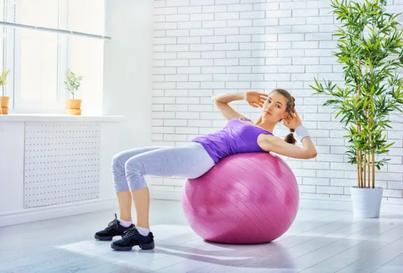 Gập bụng với bóng Yoga