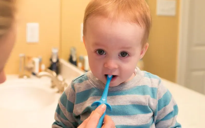 Mẹ nên dùng bàn chải có màu sắc rực rỡ và hình dáng dễ thương