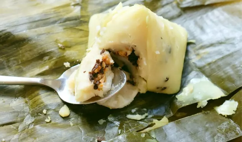 Bánh giò là món bánh hấp được làm bằng cách hòa tan bột năng và bột gạo tẻ cùng nước hầm xương